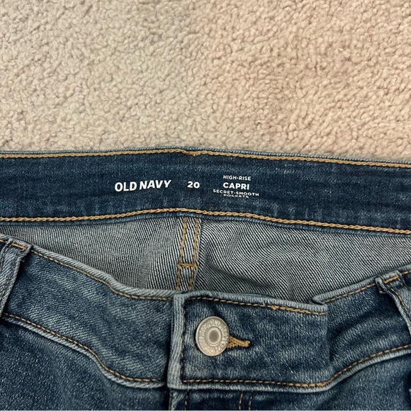 Old Navy Capri Jeans in Dark Blue - Picture 3 of 3